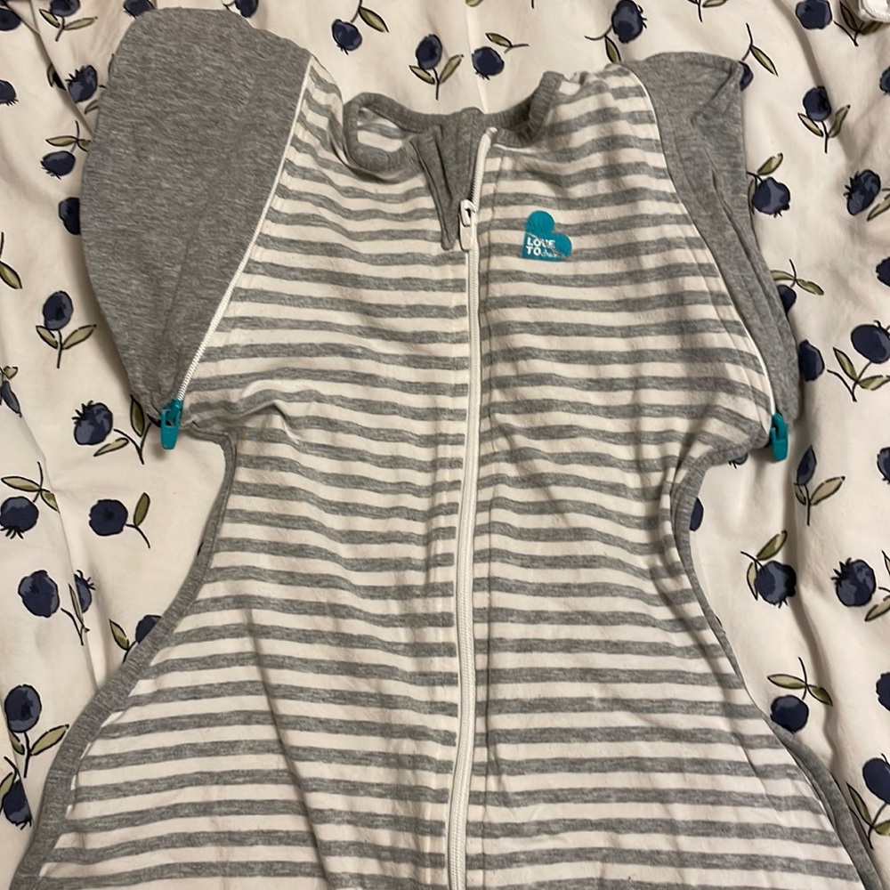 Gray and white love to dream sleep sack. Large-19-24 lbs. 1.0 TOG. GUC.